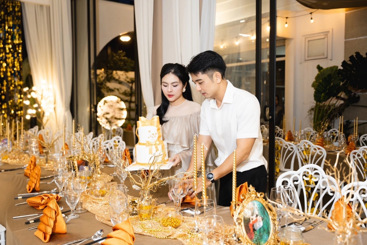 Diễn viên Vân Trang tự lên ý tưởng, mua phụ kiện rồi cùng ông xã trang trí căn biệt thự tại TP HCM để tổ chức tiệc kỷ niệm ngày cưới.