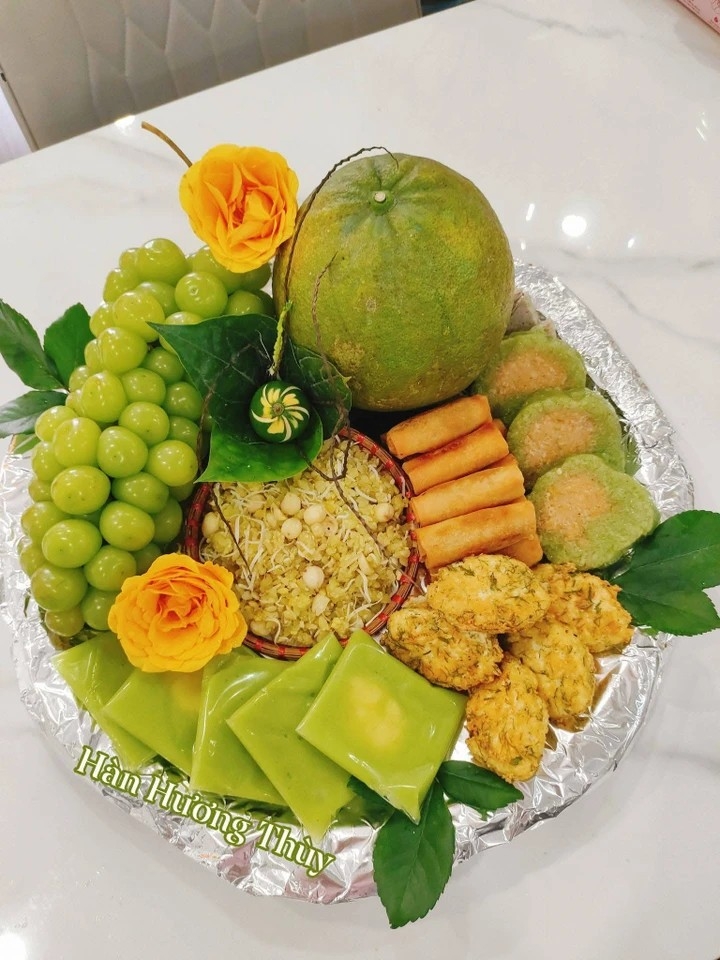 Không phải kiểu mâm cao cỗ đầy, không cầu kỳ sơn son thếp vàng, điều khiến cộng đồng chú ý chính là sự giản dị, gần gũi và dễ thực hiện của các mâm lễ. Đó là gợi ý rất đời thường cho những người bận rộn nhưng vẫn mong giữ lại một khoảng lặng tâm linh trong gia đình.