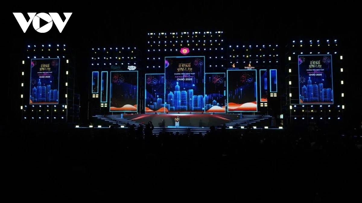 The “Nghe An Welcomes 2026 – Spirit of Song Lam” countdown concert begins at 9 p.m. and concludes at midnight, followed by a 30-minute fireworks display. The event features popular singers, artists, and dance groups, with a fully equipped stage, sound and lighting systems, and large LED screens, creating a striking and immersive festival atmosphere for attendees.