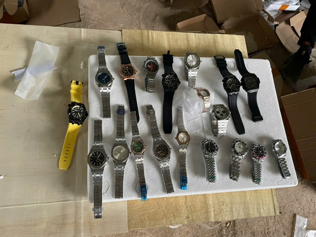 Lô hàng cất giấu hàng trăm đồng hồ đeo tay có nghi vấn xâm phạm quyền sở hữu trí tuệ đối với các nhãn hiệu nổi tiếng