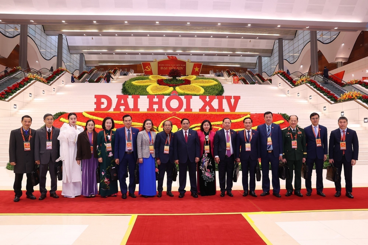 Thủ tướng Chính phủ Phạm Minh Chính chụp ảnh cùng các đại biểu trước khi vào hội trường. Trước đó, chiều qua, Đại hội Đảng lần thứ XIV đã thống nhất thông qua chương trình điều chỉnh, rút ngắn 1,5 ngày so với dự kiến ban đầu. Theo đó, Đại hội Đảng XIV sẽ bế mạc hôm 23/1.