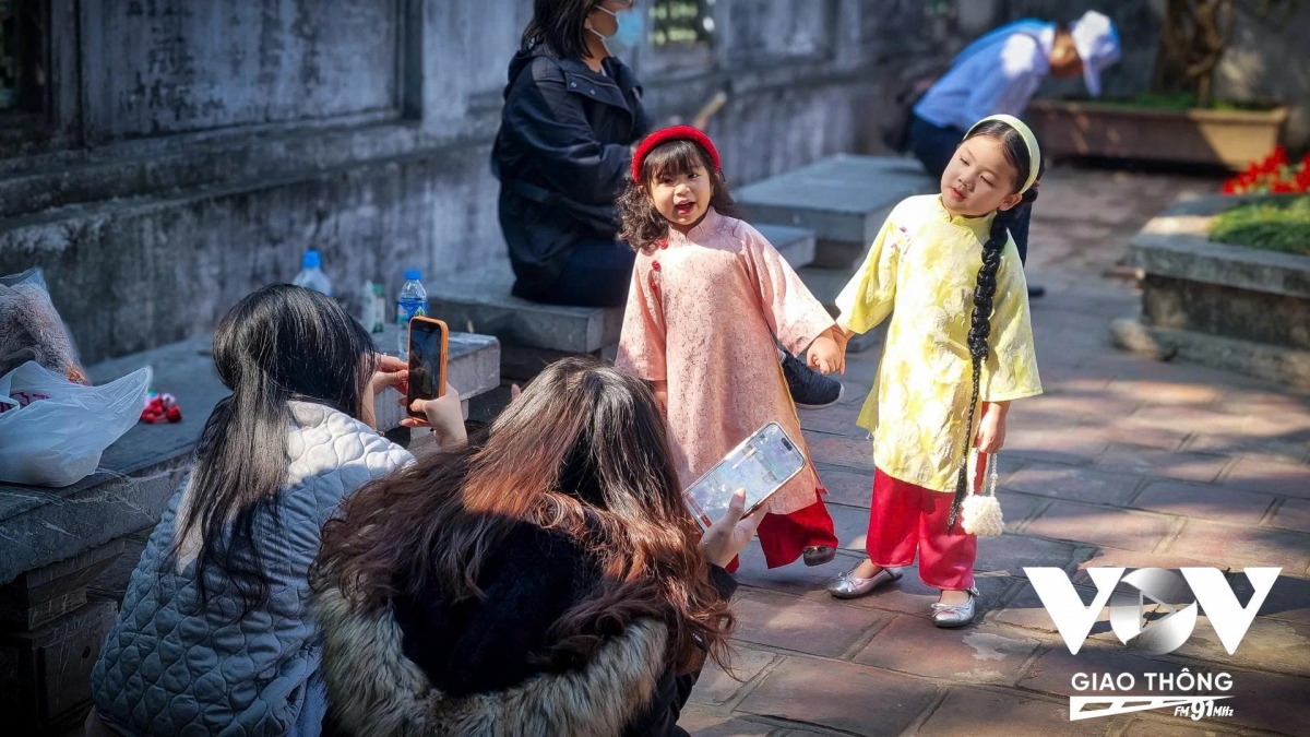 Yêu thích không gian tại nơi đây, gia đình chị N. D. Ánh thích thú chia sẻ: “Văn Miếu là nơi rất cổ kính và là di tích lâu đời của Hà Nội, mình đưa con đến đây vừa là để con hiểu biết thêm về lịch sử vừa để chụp lại những khoảnh khắc đẹp của con cùng tà áo dài truyền thống”.
