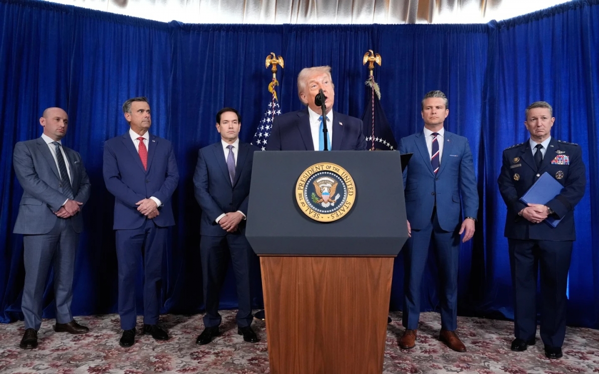 Ông Trump và êkíp của mình. Ảnh: AP.