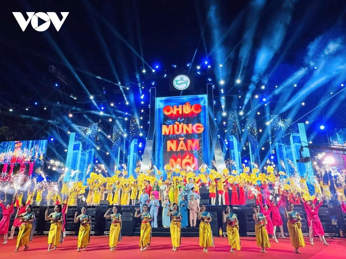 At Song Hau Park (Can Tho city), the New Year 2026 countdown programme attracts large numbers of locals and tourists. During the countdown moment, thousands gather to share their hopes and wishes for a peaceful, prosperous, and successful year ahead.