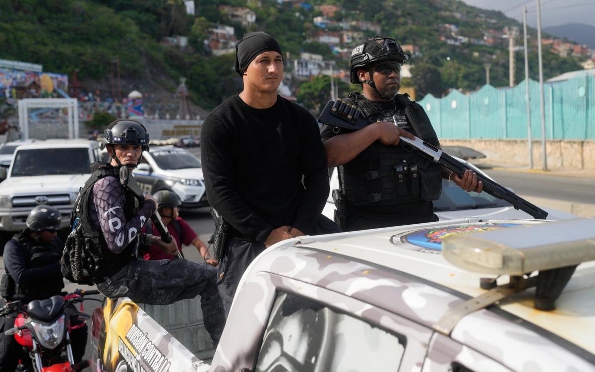 Cảnh sát Venezuela tuần tra La Guaira sau khi Tổng thống Mỹ Trump tuyên bố rằng Tổng thống Venezuela đã bị bắt và đưa sang Mỹ. Ảnh: AP.