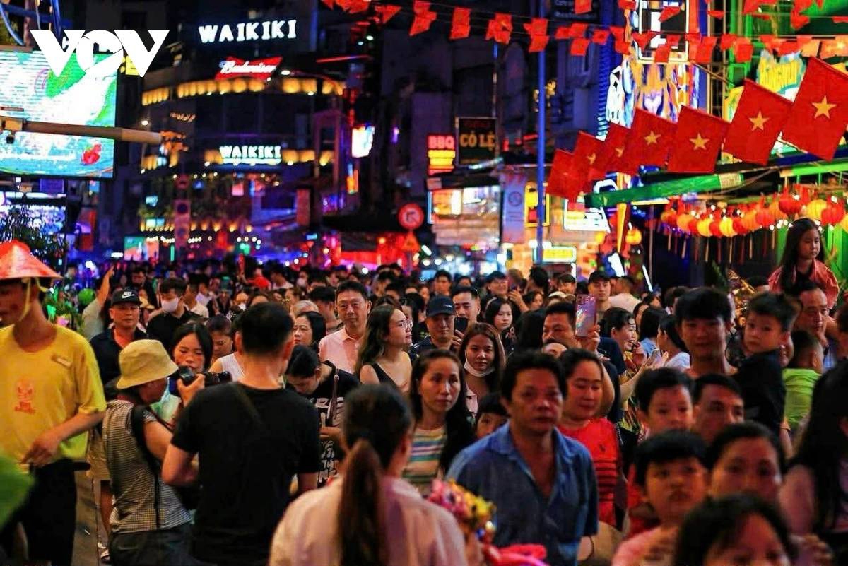 On New Year’s Eve, Bui Vien Walking Street in Ho Chi Minh City is packed with revelers. Not only locals but also numerous international tourists join the celebrations, sharing in the festive atmosphere as 2026 approaches.
