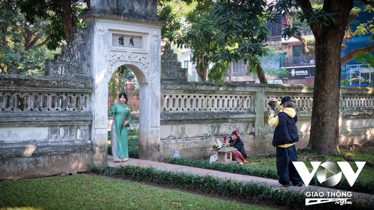 Bạn H. T. Thảo, đang sinh sống tại phường Cầu Giấy, Hà Nội cho hay: “Khi chọn địa điểm du xuân đầu năm và chụp ảnh áo dài, mình nghĩ Văn Miếu là địa điểm khá phù hợp. Chụp ảnh áo dài cũng là một cách để mình lưu giữ giá trị truyền thống, nét đẹp lâu đời của người con gái Việt Nam”.