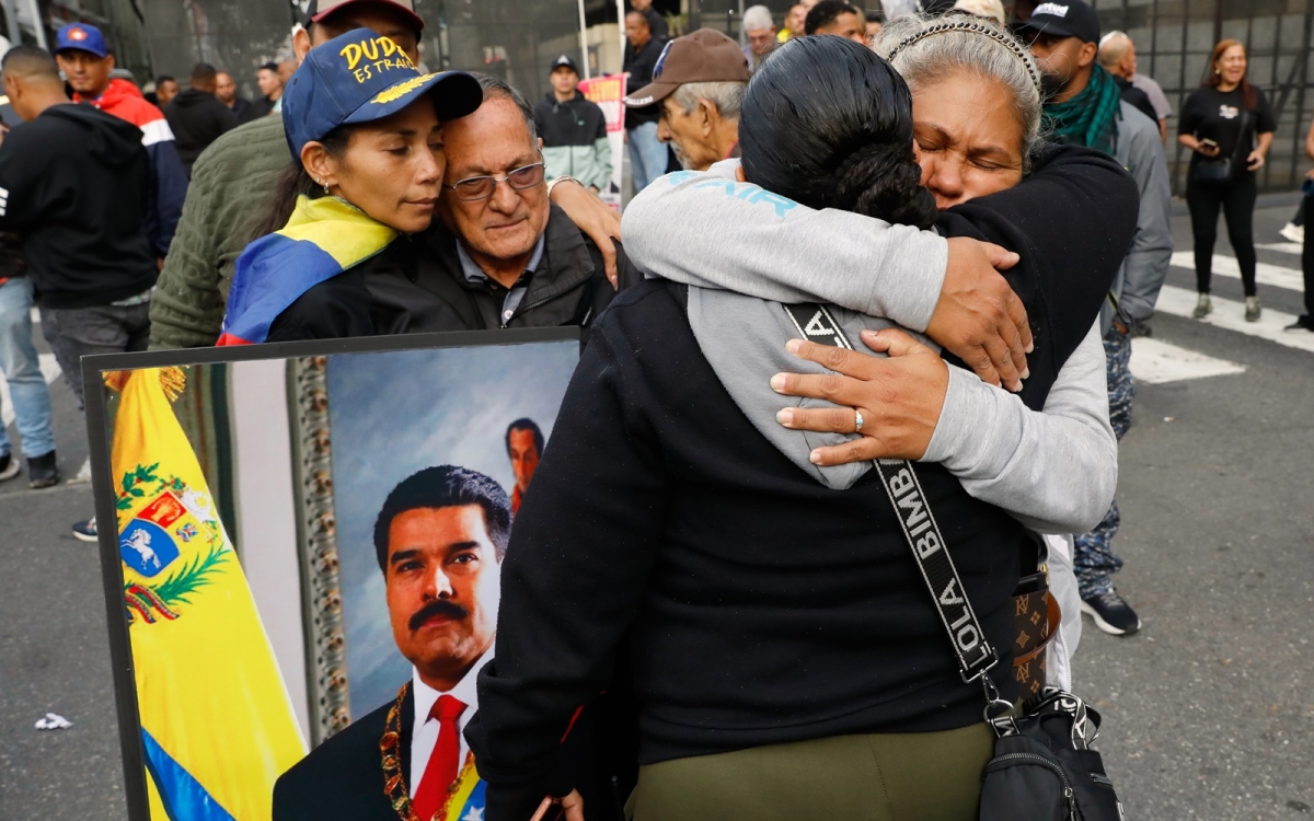 Những người ủng hộ Tổng thống Venezuela Nicolas Maduro có mặt ở trung tâm Caracas hôm 3/1. Ảnh: AP.