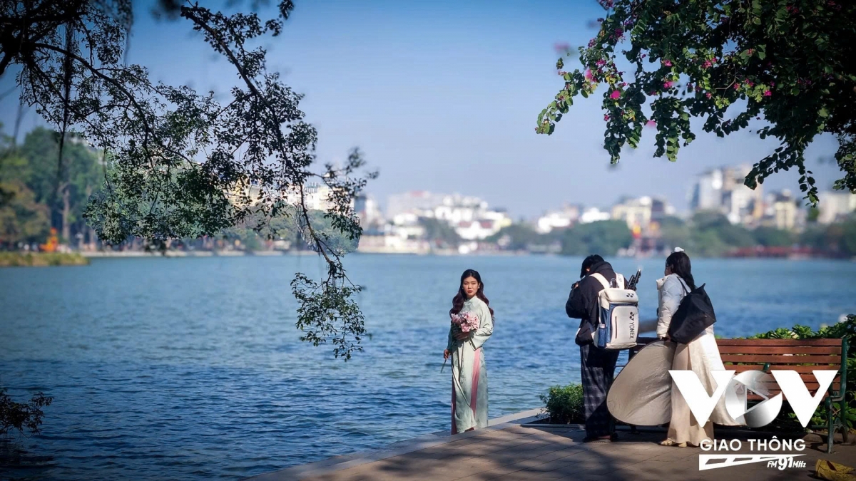 Rời không gian cổ kính của Văn Miếu - Quốc Tử Giám, Hồ Gươm là điểm dừng chân cực hút khách tiếp theo của Thủ đô Hà Nội.