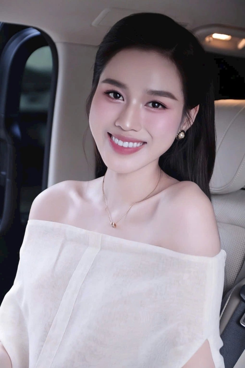 "Visual" của hoa hậu Đỗ Thị Hà khi ăn cưới á hậu Phương Nhi và thiếu gia Minh Hoàng, con trai thứ hai tỷ phú Phạm Nhật Vượng, được nhiều người khen ngọt ngào, dễ thương.