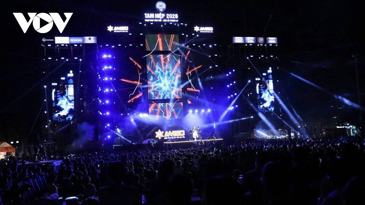 On the evening of December 31, localities across Dong Nai Province simultaneously hold a series of artistic programmes, countdown events, and fireworks displays to welcome New Year 2026. The celebrations create a joyful and lively atmosphere, with residents gathering to share in the excitement of the holiday.