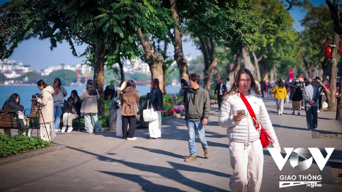 Lần đầu ghé thăm Việt Nam và Thủ đô Hà Nội, chị Sabrina, du khách đến từ Mỹ, cho biết: “Chúng tôi chọn Việt Nam cho chuyến du lịch đầu tiên của năm 2026 vì đây là một đất nước rất xinh đẹp, mà ở đây thì có rất nhiều món ăn ngon. Chúng tôi còn biết Việt Nam sắp đến kỳ nghỉ Tết Nguyên đán, rất nhiều bạn trẻ mặc trang phục truyền thống mang màu sắc rực rỡ, mang ý nghĩa may mắn để chụp ảnh, đây là điều rất thú vị trong chuyến đi này”.