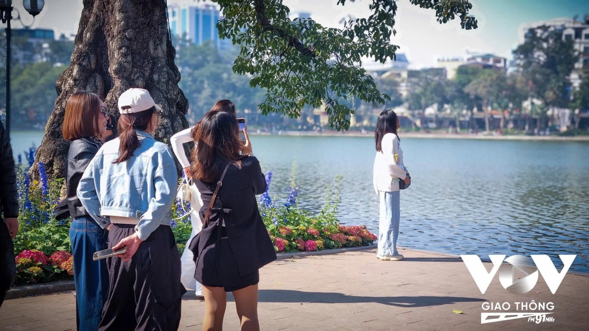 Có thể thấy, dù không rơi vào dịp cao điểm hay ngày nghỉ cuối tuần, không khí du xuân tại Hà Nội những ngày đầu năm 2026 vẫn luôn sôi động nhờ thời tiết nắng đẹp, thuận lợi.