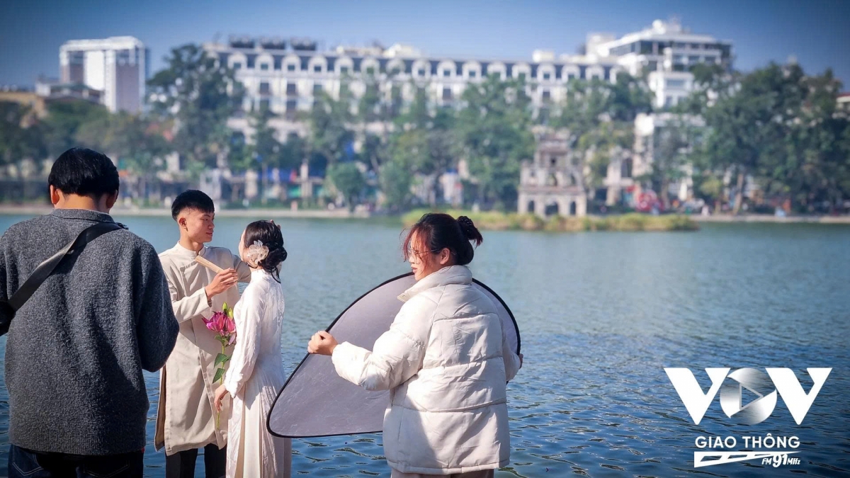 Từ không gian tín ngưỡng, đậm nét cổ kính của những di tích lịch sử, văn hóa đến khu vực công cộng như Hồ Gươm nhộn nhịp, du khách đều tranh thủ dạo chơi, chụp ảnh và tận hưởng không khí đầu xuân, cho thấy nhu cầu hưởng thụ đời sống tinh thần của người dân, đồng thời phản ánh sức sống của các không gian tại Thủ đô trong những ngày năm mới.