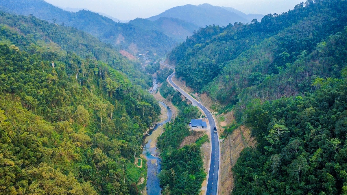 Với định hướng đột phá hạ tầng khu vực phía nam, nhất là hạ tầng giao thông, khu, cụm công nghiệp, thu hút đầu tư, tỉnh Thái Nguyên đã đưa vào sử dụng hàng loạt công trình trọng điểm: tuyến đường liên kết Thái Nguyên - Bắc Ninh - Phú Thọ; tuyến đường vành đai 5 vùng Thủ đô Hà Nội chạy trên địa bàn tỉnh 4 làn xe kết nối với tỉnh Bắc Ninh… Cùng với đó là đường Bắc Kạn - hồ Ba Bể kết nối với Na Hang, Tuyên Quang phục vụ phát triển du lịch, kết nối vùng.