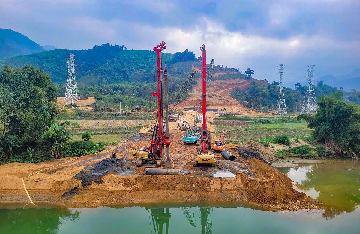 Nhiệm kỳ 2020- 2025, Thái Nguyên bố trí gần 15 nghìn tỷ đồng để xây dựng mới, nâng cấp, mở rộng 38 dự án giao thông, mở ra không gian phát triển mới cho công nghiệp và du lịch. Tỉnh định hướng tiếp tục triển khai các dự án kết nối Thái Nguyên với các tỉnh Tuyên Quang, Lạng Sơn, Cao Bằng; hoàn thành đầu tư nâng cấp, mở rộng cao tốc Hà Nội - Thái Nguyên - Chợ Mới, Chợ Mới - Bắc Kạn; đầu tư xây dựng đường vành đai 5, đường ven hồ Núi Cốc; phối hợp xây dựng cao tốc Thái Nguyên (Bắc Kạn cũ) - Cao Bằng; đề nghị Trung ương bổ sung quy hoạch và thực hiện đầu tư cao tốc Lạng Sơn - Thái Nguyên - Tuyên Quang...