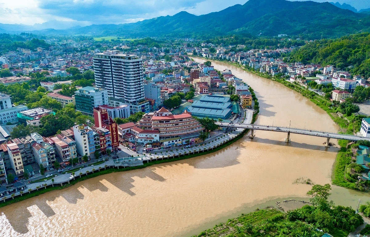 Trong nhiệm kỳ 2020 - 2025, tỉnh Cao Bằng đã tập trung nguồn lực mạnh mẽ để thực hiện đột phá về hệ thống kết cấu hạ tầng, đặc biệt là hạ tầng giao thông và hạ tầng số, nhằm mở rộng không gian phát triển và tháo gỡ các điểm nghẽn chiến lược. Trên 18.000 tỷ đồng vốn đầu tư công được tập trung trọng điểm vào hạ tầng giao thông, du lịch, đô thị, cửa khẩu và hạ tầng số.