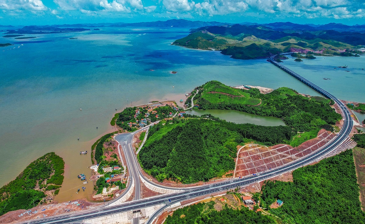 Trong nhiệm kỳ 2020 - 2025, tỉnh Quảng Ninh đã đạt được những bước tiến vượt bậc và mang tính dẫn dắt trong việc thực hiện đột phá về kết cấu hạ tầng kinh tế - xã hội. Nối đà từ giai đoạn trước, giai đoạn này, Quảng Ninh hoàn thành đưa vào khai thác 825km đường bộ. Trong đó, với 80,2 km đường cao tốc Vân Đồn - Móng Cái, tỉnh đã hoàn thành tuyến cao tốc xuyên tỉnh dài gần 180km, mở rộng không gian phát triển và thúc đẩy liên kết vùng, nội vùng mạnh mẽ.