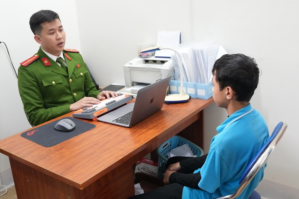 Công an làm việc với T.H.T. về hành vi chế tạo, tàng trữ pháo nổ trái phép. Ảnh: Công an Nghệ An