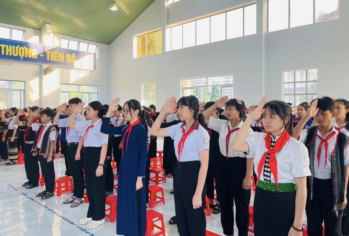 Học sinh các dân tộc nghiêm trang thực hiện nghi thức chào cờ