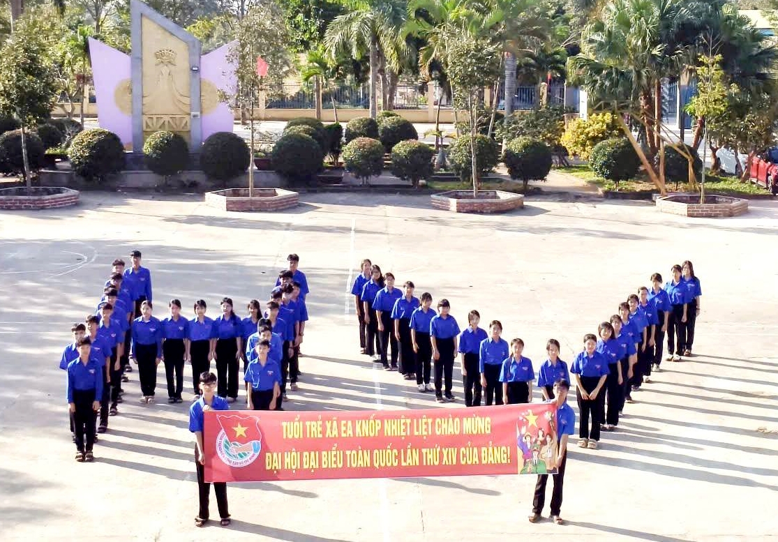 Đoàn viên thanh niên xã Ea Knốp đồng diễn và xếp đội hình chào mừng Đại hội XIV của Đảng