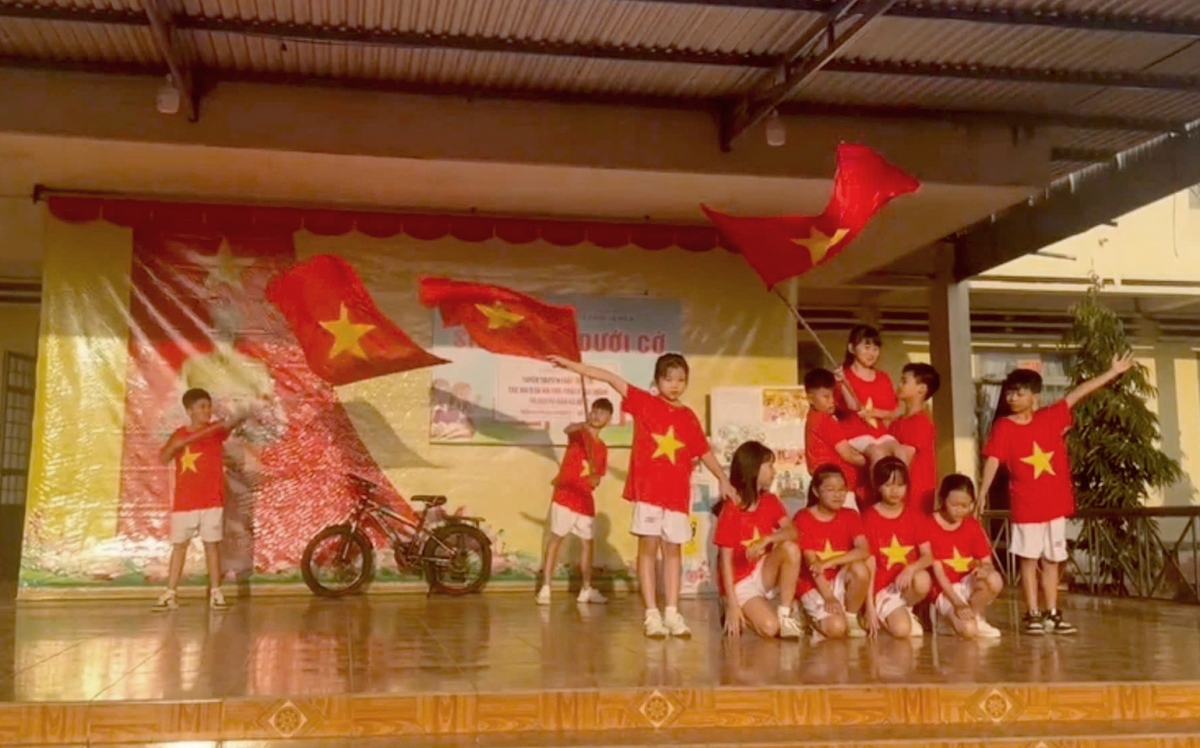 Các em học sinh biểu diễn tiết mục văn nghệ trong tiết sinh hoạt dưới cờ. Ảnh: Tỉnh đoàn Đắk Lắk