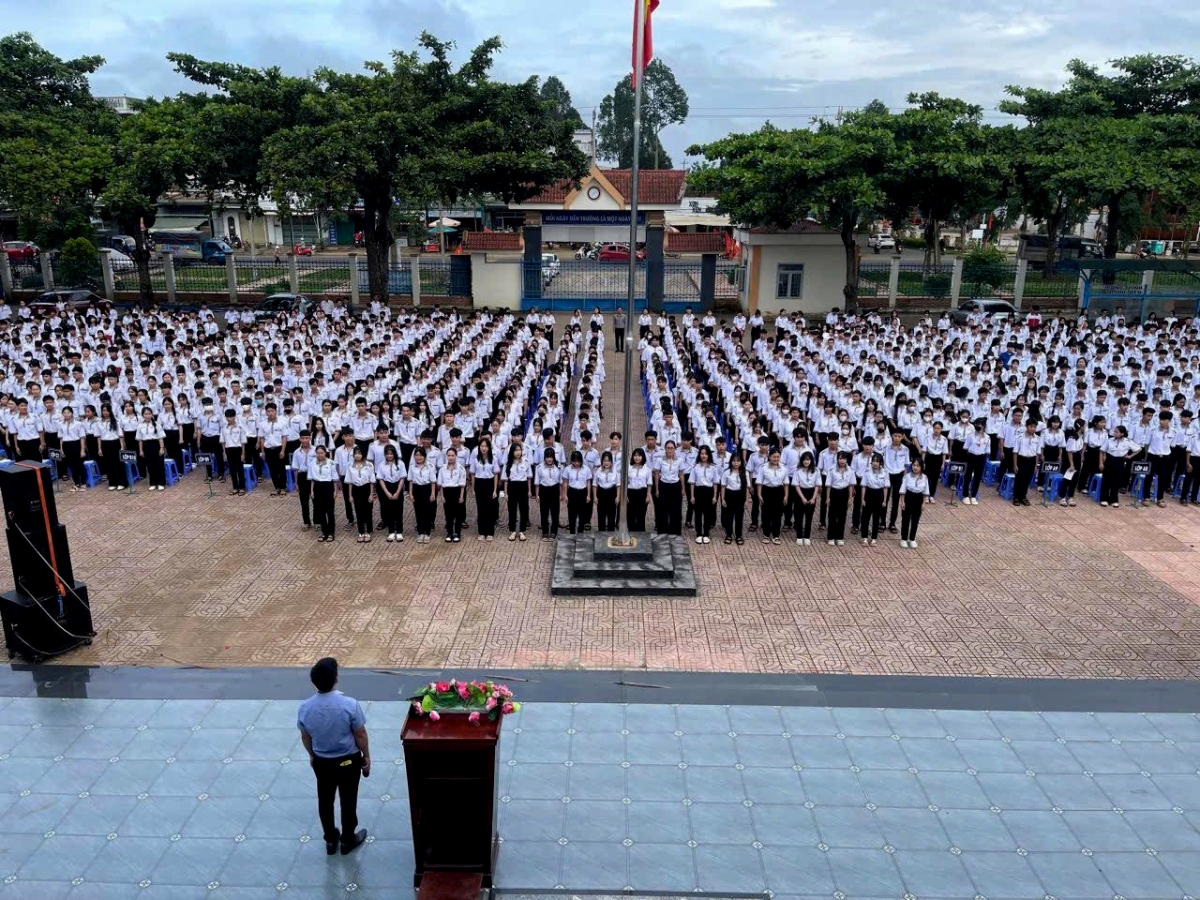 Tất cả các trường học toàn tỉnh đồng loạt thực hiện nghi thức chào cờ, sinh hoạt dưới cờ đầu tuần