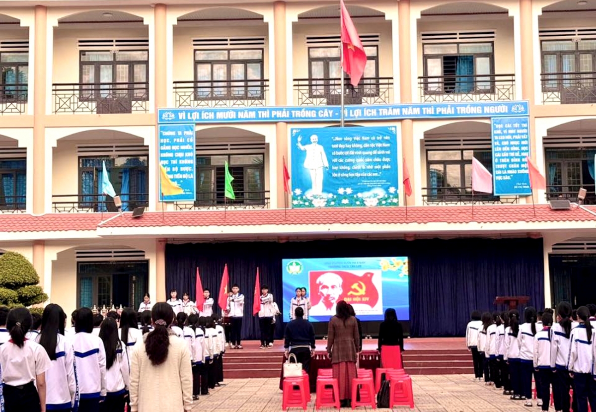 Nghi lễ sinh hoạt dưới cờ tại trường THCS Tân Lợi, phường Buôn Ma Thuột