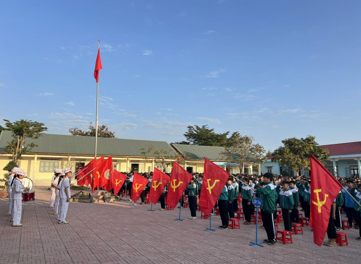 Cờ búa liềm xuất hiện trong lễ chào cờ tại một trường THCS ở xã Ea Knốp