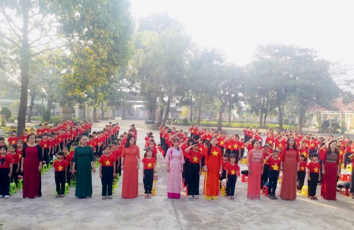 Cô và trò cùng sinh hoạt dưới cờ