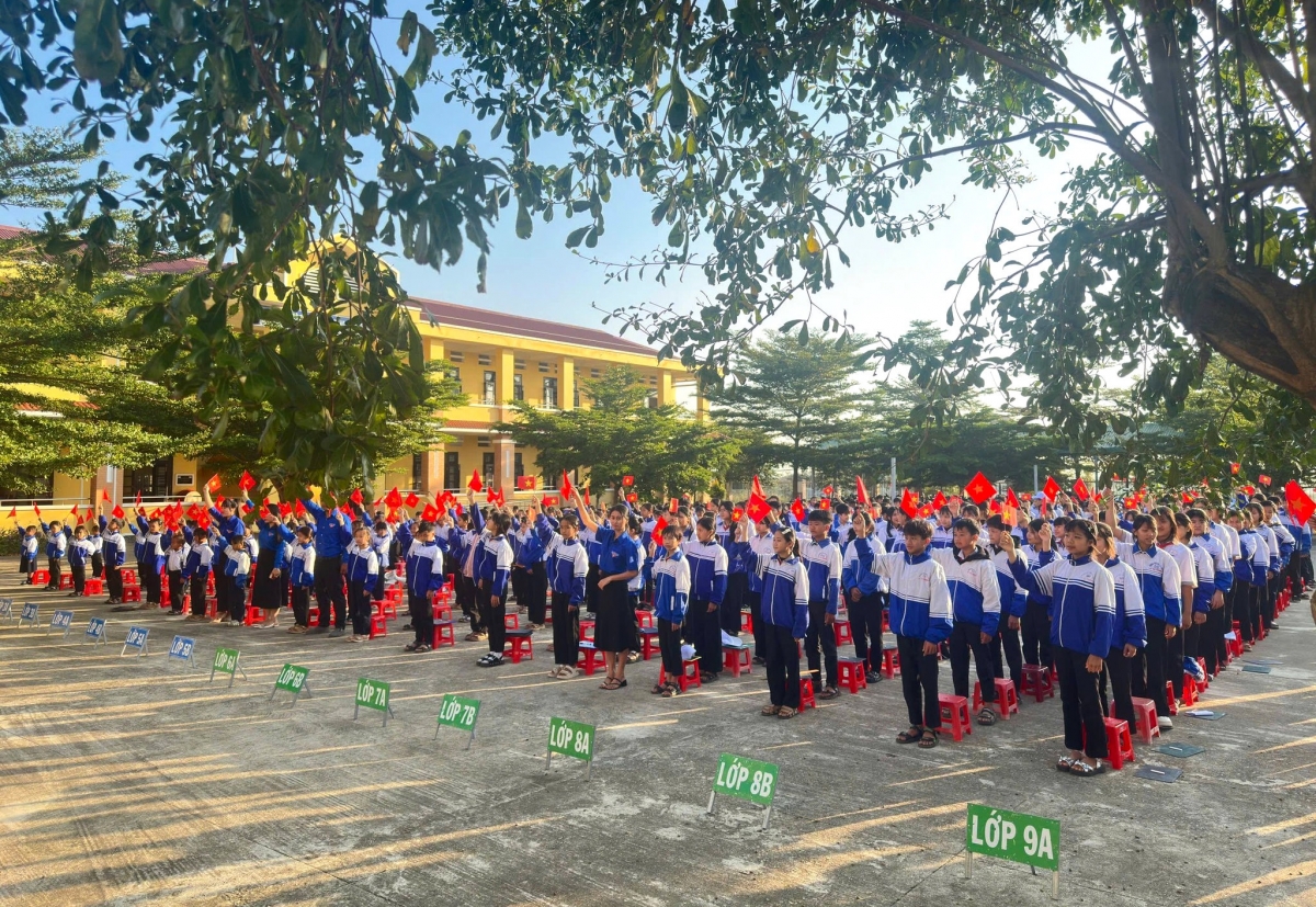 Sắc cờ rực rỡ tung bay trên tay học sinh và thầy cô