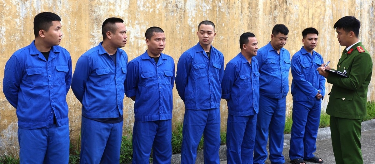 Các đối tượng trong đường dây tổ chức đánh bạc và đánh bạc dưới hình thức cá độ bóng đá trên không gian mạng bị Cơ quan Công an bắt giữ.  Ảnh: Công an Ninh Bình