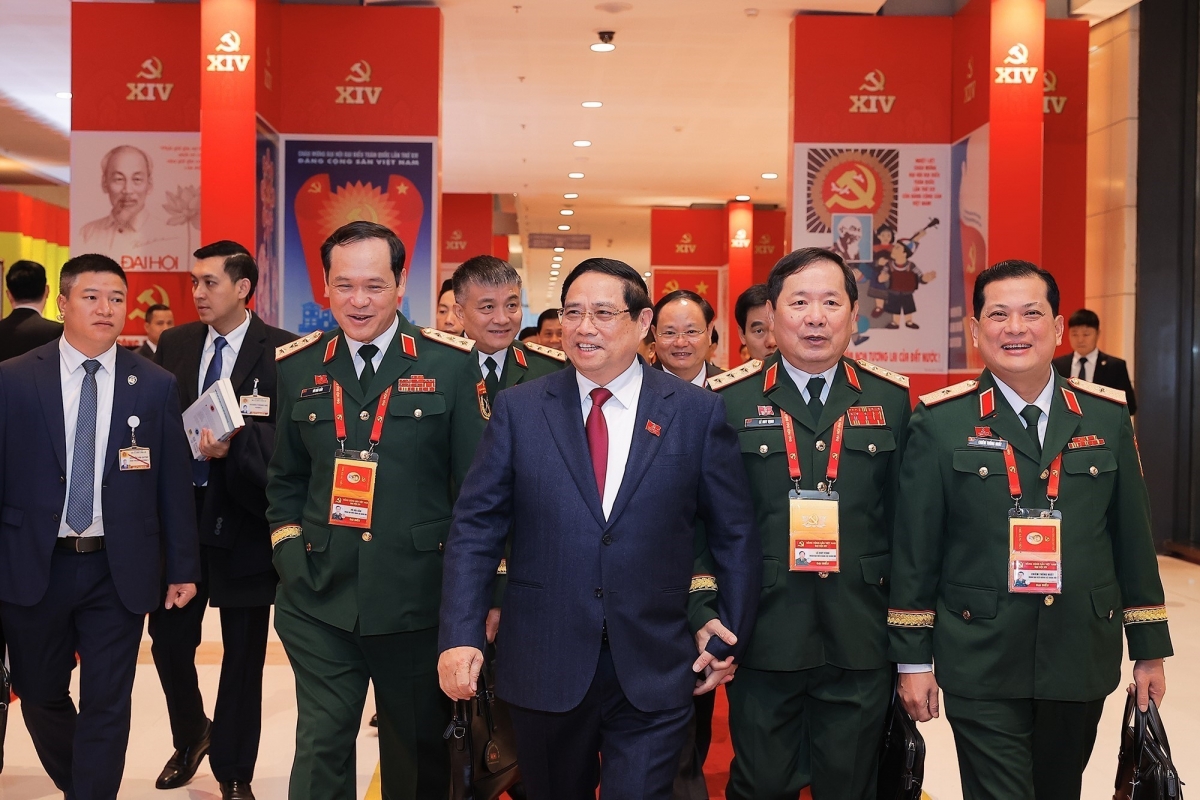 Thủ tướng Phạm Minh Chính và hai thượng tướng, Thứ trưởng Quốc phòng Vũ Hải Sản (bên trái) và Lê Huy Vịnh (bên phải), đến tham dự Đại hội Đảng lần thứ XIV.
