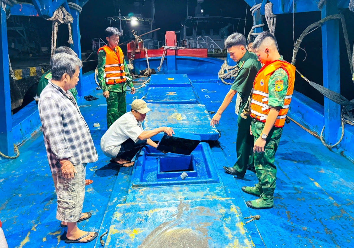 Tổ công tác phát hiện tàu cá CM-91819.TS có dấu hiệu nghi vấn đã tiến hành kiểm tra