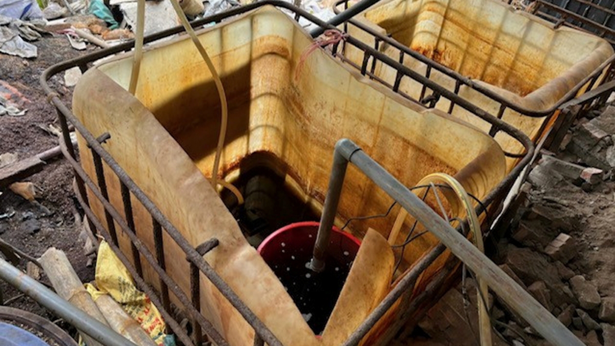 Qua công tác nắm tình hình tại khu vực ven sông Đuống, thuộc thôn Hạ, xã Phù Đổng (Hà Nội), Phòng Cảnh sát kinh tế CATP Hà Nội đã phát hiện và xử lý 2 xưởng phân kim hoạt động trái phép, có hành vi xả chất thải nguy hại trực tiếp ra môi trường, tiềm ẩn nguy cơ ô nhiễm nghiêm trọng nguồn nước và khu dân cư lân cận.