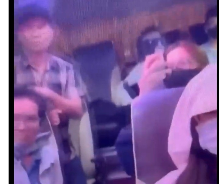 Trên xe có 25 hành khách, làm gia tăng mức độ nguy hiểm. (Ảnh: cắt từ clip)