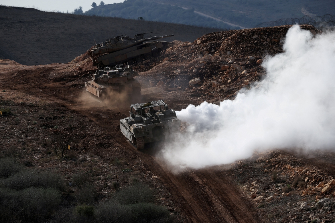 Một phương tiện quân sự của Israel hoạt động dọc biên giới Israel và Lebanon. Ảnh: Reuters