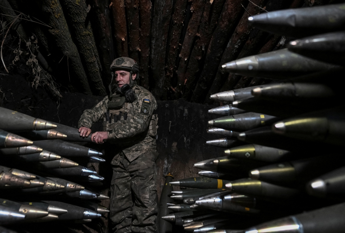 Ukraine chuẩn bị pháo để khai hỏa lựu pháo về phía quân đội Nga trên tiền tuyến. Ảnh: Reuters