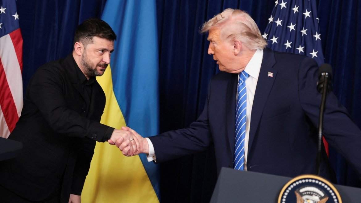 Tổng thống Ukraine Volodymyr Zelensky và Tổng thống Mỹ Donald Trump trong cuộc gặp ở Mar-a-Lago ngày 28/12. Ảnh: Reuters