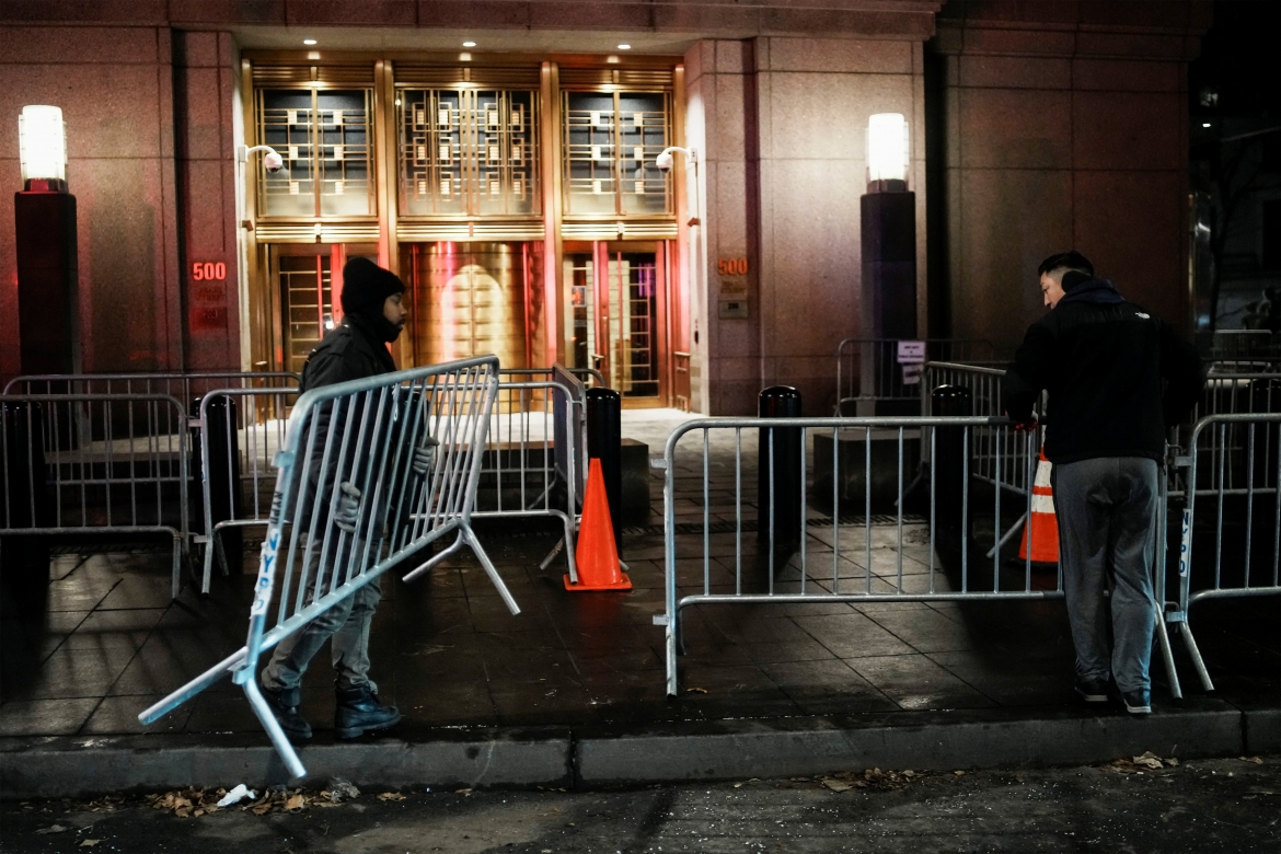 Các thành viên Cơ quan Cảnh sát New York đã dựng rào chắn bên ngoài Tòa án Liên bang Daniel Patrick Moynihan, nơi Tổng thống Venezuela Nicolas Maduro và vợ ông, bà Cilia Flores, dự kiến sẽ ra hầu tòa để đối mặt với các cáo buộc liên bang của Mỹ, tại quận Manhattan, thành phố New York ngày 4/1. Ảnh: Reuters