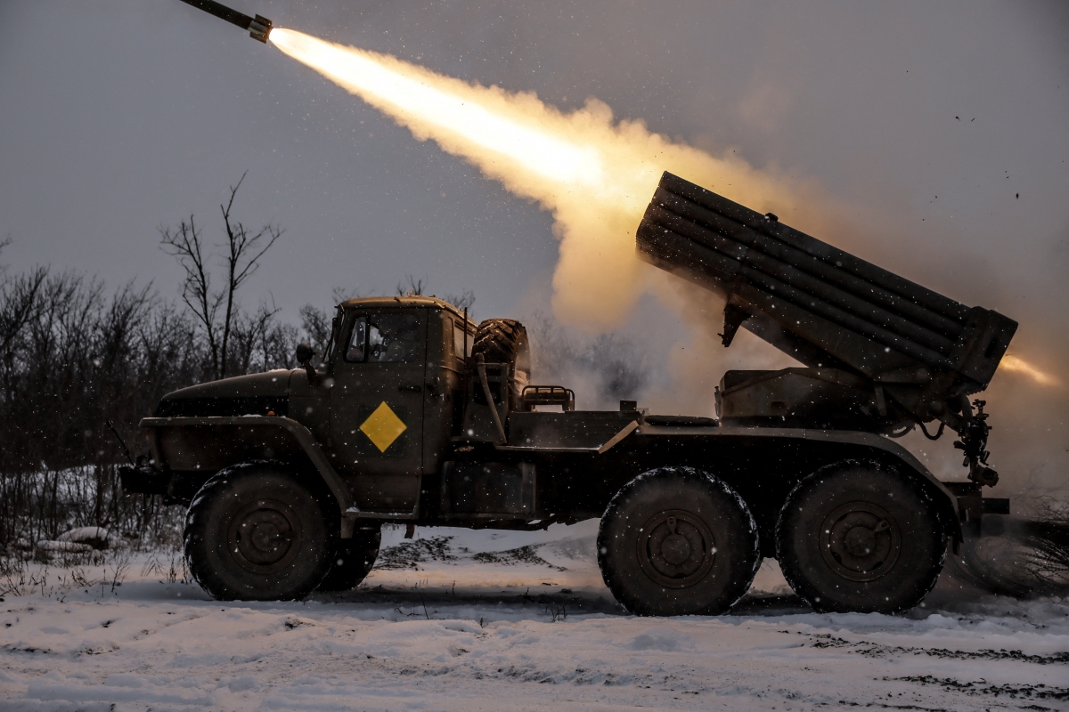 Binh lính Ukraine khai hỏa pháo phản lực về phía các lực lượng của Nga trên tiền tuyến. Ảnh: Reuters