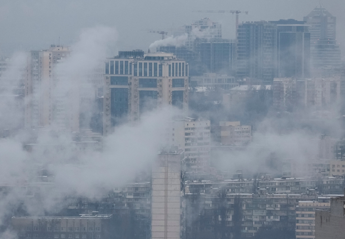 Hơi nước bốc lên từ các hệ thống sưởi tự động của khu dân cư tại Kiev trong bối cảnh mất điện và nhiệt độ xuống mức đóng băng, sau khi cơ sở hạ tầng của Ukraine bị trúng tên lửa và UAV. Ảnh: Reuters