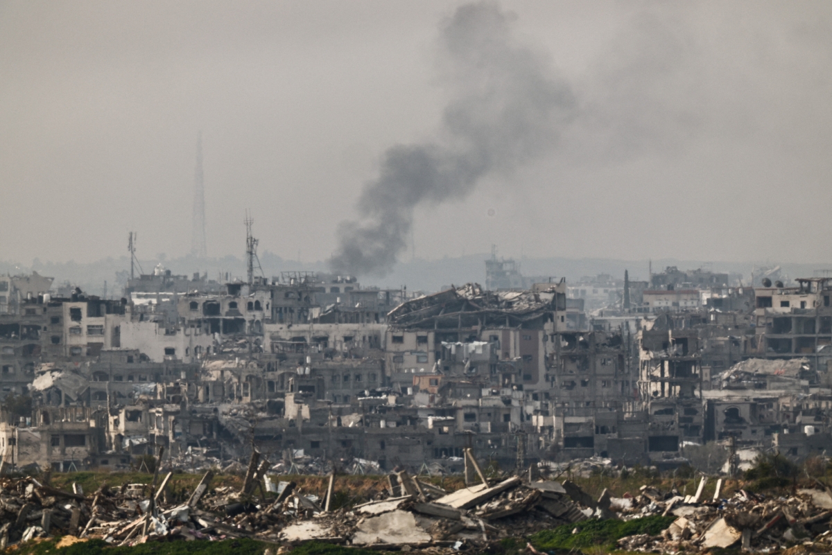 Khói bốc lên từ khung cảnh đổ nát ở Gaza. Ảnh: Reuters