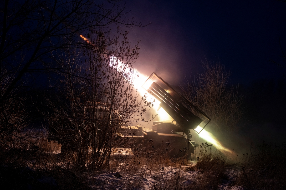 Ukraine khai hỏa pháo phản lực về phía quân đội Nga trên tiền tuyến ở Donetsk. Ảnh: Reuters