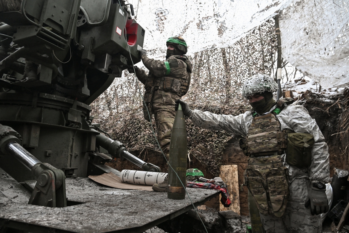 Binh lính Ukraine trên tiền tuyến ở Donetsk thuộc khu vực Donbass. Ảnh: Reuters