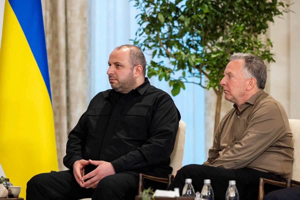 Ông Rustem Umerov, Thư ký Hội đồng Quốc phòng và An ninh Quốc gia Ukraine và Đặc phái viên Mỹ Steve Witkoff trong cuộc họp giữa các đại diện ba bên Mỹ, Nga và Ukraine tại UAE ngày 23/1. Ảnh: Reuters