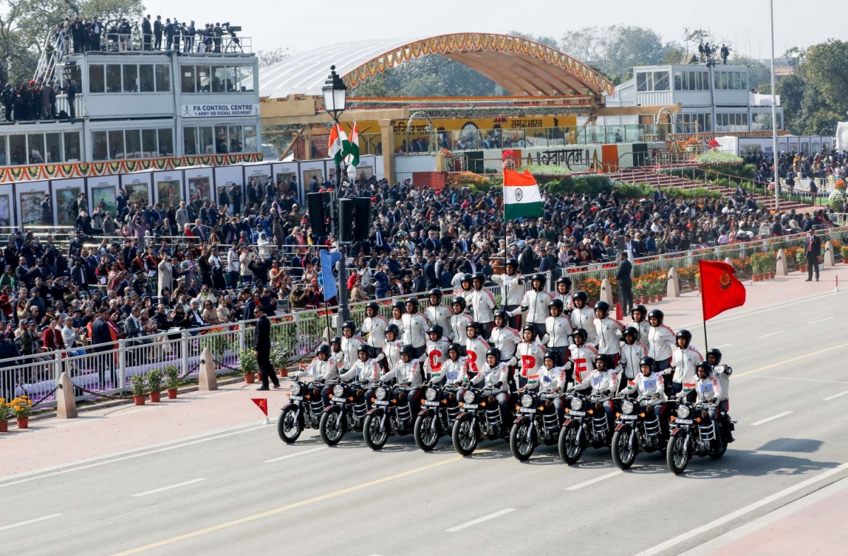 Đội nữ cảnh sát thuộc Lực lượng Cảnh sát Dự bị Trung ương (CRPF) Ấn Độ trình diễn các kỹ năng mạo hiểm cùng xe mô tô phân khối lớn lễ diễu binh diễu hành sáng 26/1 (ANI)