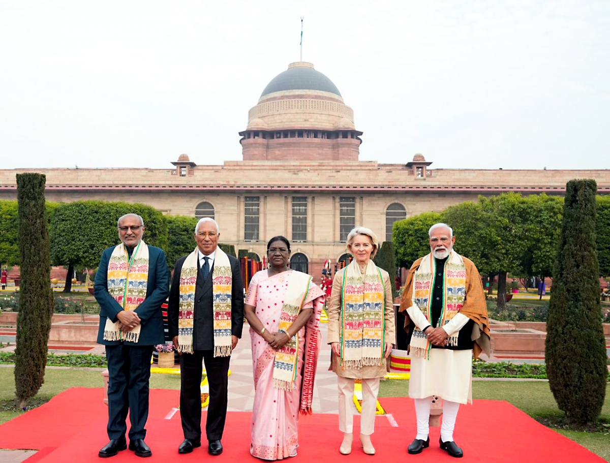 Tổng thống Ấn Độ Droupadi Murmu cùng Thủ tướng Narendra Modi và Phó Tổng thống CP Radhakrishnan đón tiếp Chủ tịch Hội đồng Châu Âu António Luís Santos da Costa và Chủ tịch Ủy ban Châu Âu Ursula von der Leyen tại buổi chiêu đãi trọng thể ở Dinh Thổng thống ở thủ đô New Delhi chiều tối 26/1. (Ảnh: ANI)