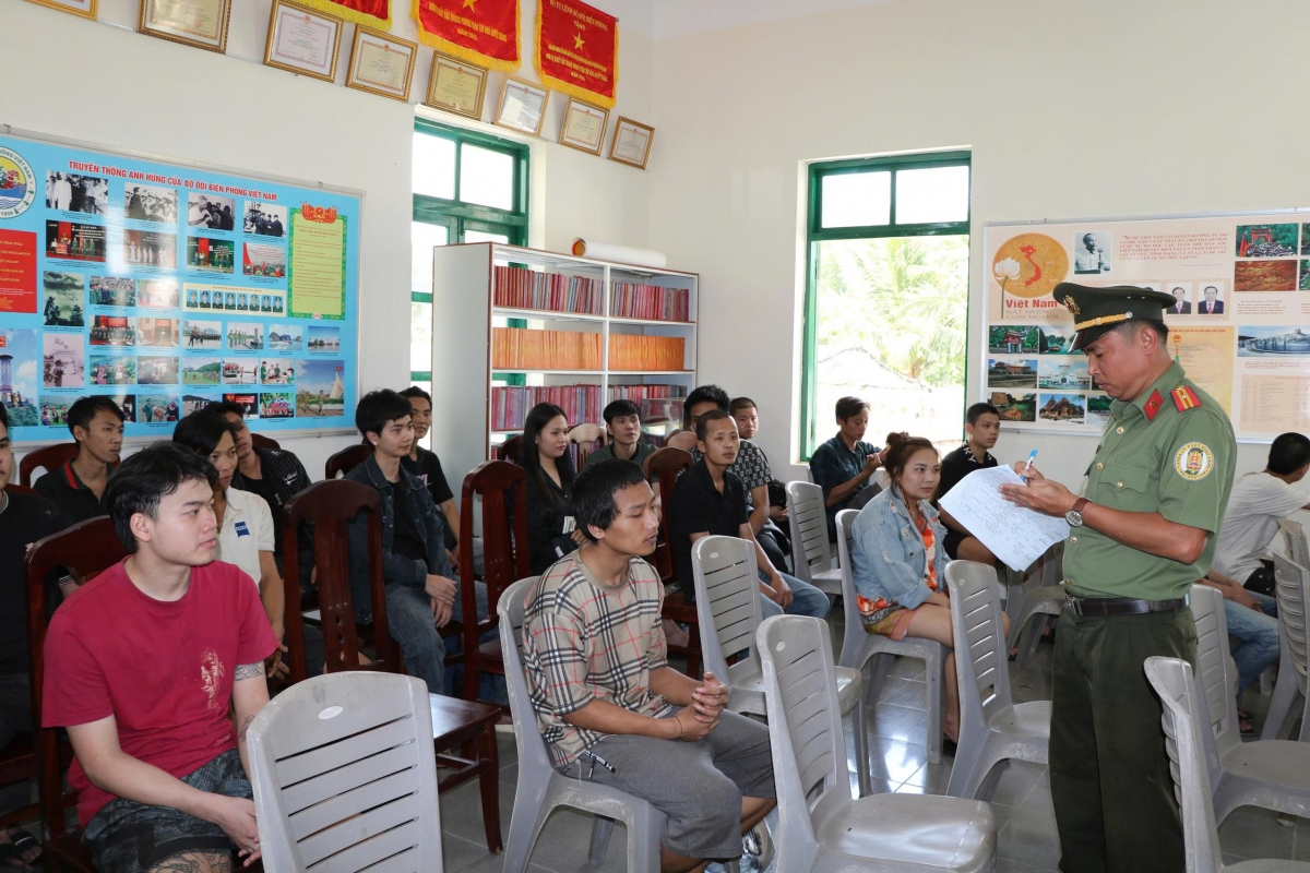 Phòng Quản lý xuất nhập cảnh Công an tỉnh An Giang phối hợp các lực lượng liên quan tổ chức sàng lọc, phân loại đối tượng