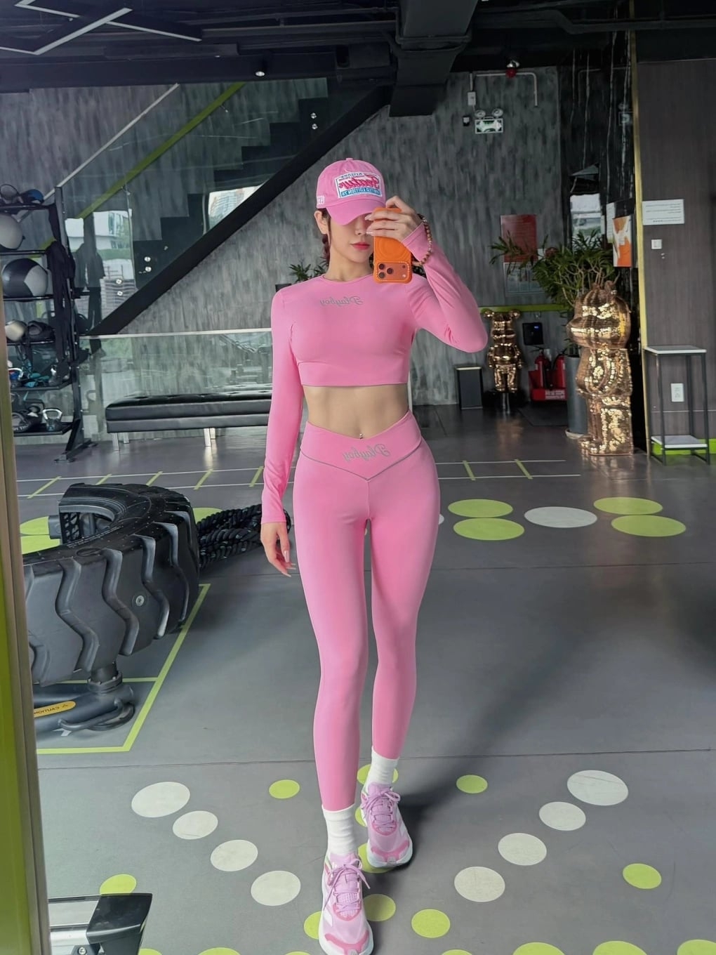 Diệp Lâm Anh tự hào với thân hình không mỡ thừa, đặc biệt là vòng hai nổi rõ các múi cơ.